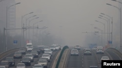 Kota Beijing, China, terlihat ditutupi polusi yang memprihatinkan, 13 Februari 2021. (Foto: REUTERS/Carlos Garcia Rawlins)