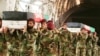 سربازان اردوی ملی در حال انتقال تابوتهای همسنگران شان (عکس از ناتو)