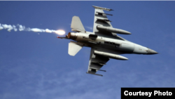 台灣2019年5月30日舉行“聯合灘岸殲敵作戰實彈射擊”演習，台灣空軍F-16戰機發射熱焰彈後脫離目標區。（台灣國防部）