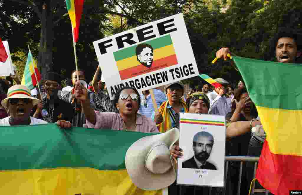 Protesters shout as African leaders arrive for the evening dinner with U.S. President Barack Obama, outside the White House, in Washington, DC, Aug. 5, 2014.