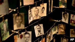 Foto para korban kejahatan perang di Museum Genosida di Kigali, Rwanda (foto: dok). Kepala intelijen Rwanda yang dituduh melakukan kejahatan perang, Jenderal Karenzi Karake, ditangkap di Inggris.