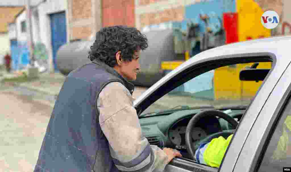 Muchos de los habitantes de calle reconocen el carro y la vestimenta de Beltrán y se acercan para pedirle comida, abrigo o simplemente para saludarlo.