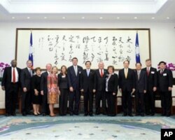台湾总统马英九与美议员访问团合照