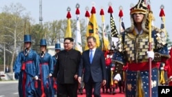 Kiongozi wa Korea Kaskazini Kim Jong-un akiwa na Rais wa Korea Kusini Moon Jae-in