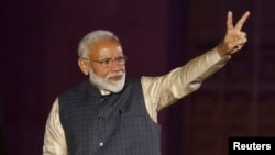 លោកនាយក​រដ្ឋមន្ត្រី​ឥណ្ឌា​ Narendra Modi លើកដៃពីរ​ទៅកាន់​អ្នក​គាំទ្របន្ទាប់ពី​លទ្ធផល​បោះឆ្នោត​បង្ហាញ​ថាជ័យជម្នះនៅ​ការិយាល័យ​កណ្តាលរបស់​គណបក្ស Bharatiya Janata Party (BJP) ក្នុង​ទីក្រុង​ញូវដែលី​ប្រទេស​ឥណ្ឌា កាល​ពីថ្ងៃទី​២៣ ខែឧសភា ឆ្នាំ២០១៩។