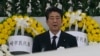 Perdana Menteri Jepang, Shinzo Abe di Hiroshima Peace Memorial Park, 6 Agustus 2020. (AP Photo/Eugene Hoshiko)