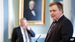 El primer ministro de Islandia, Sigmundur David Gunnlaugsson, dice que no ha renunciado, sino que se ha hecho a un lado temporalmente.
