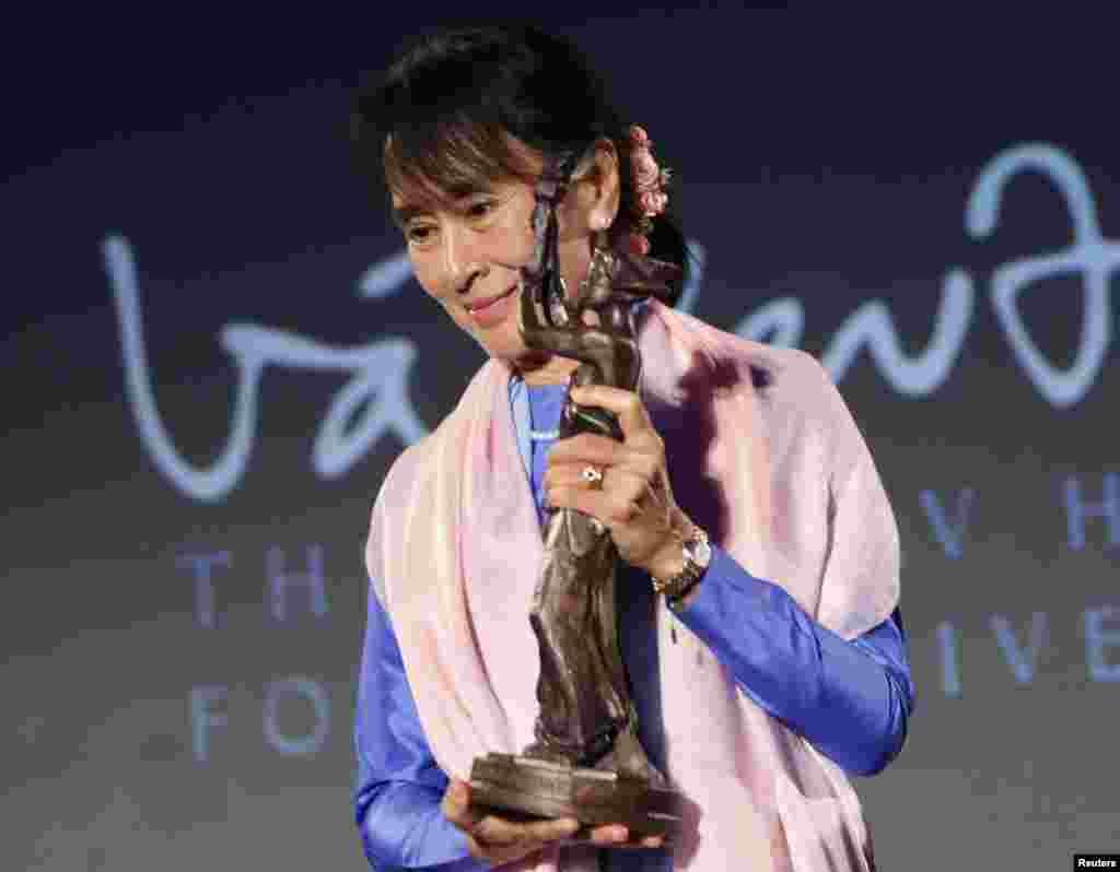 Nobel laureate holds the Vaclav Havel Prize for Creative Dissent at the Human Rights Foundation's first San Francisco Freedom Forum in San Francisco, California, September 28, 2012.