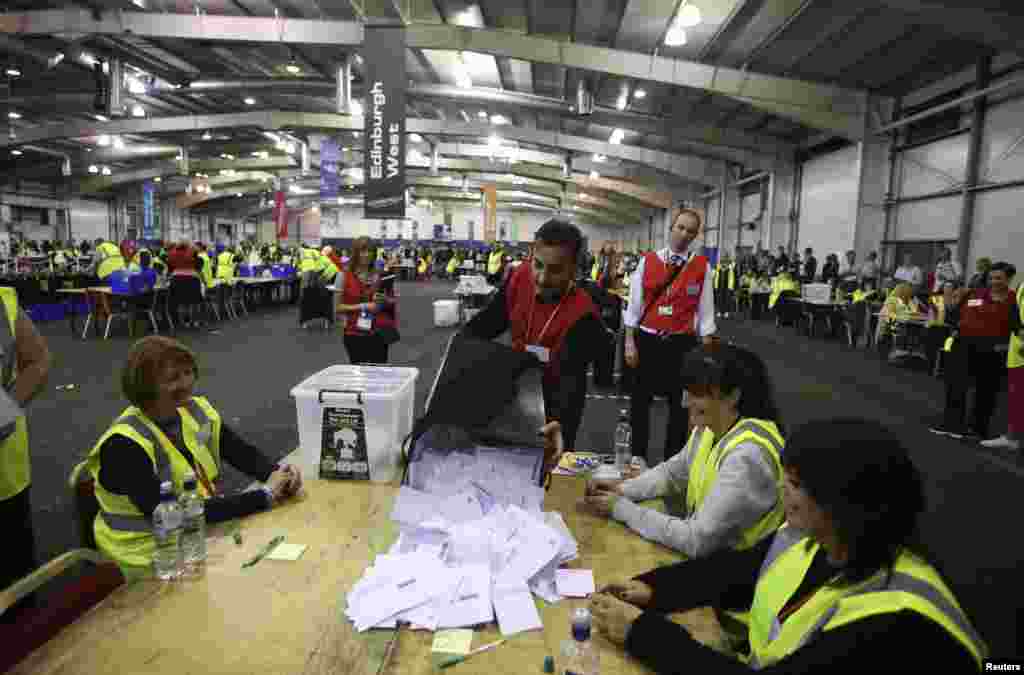 Penghitungan kertas suara di Ingliston di Edinburgh, Skotlandia (18/9). (Reuters/Paul Hackett)