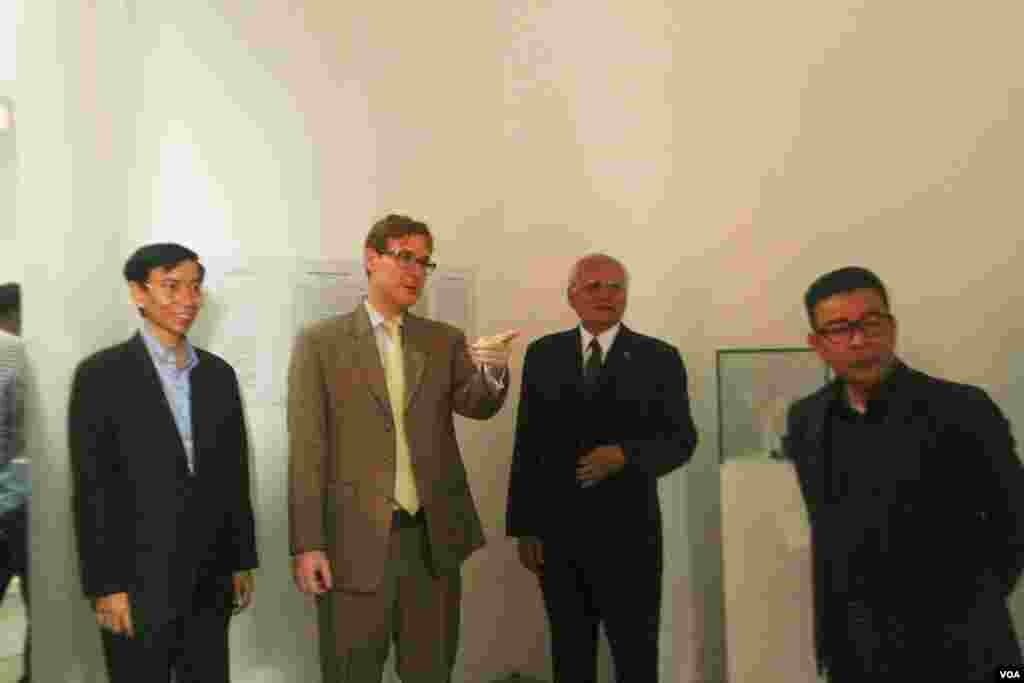 លោក Michael Newbill ឯកអគ្គរដ្ឋទូតសហរដ្ឋអាមេរិកស្តីទី លោក ជុច ភឿង រដ្ឋលេខាធិការក្រសួងវប្បធម៌និងវិចិត្រសិល្បៈ លោក គង់ វីរៈ ប្រធានសារមន្ទីរជាតិនៃកម្ពុជា កំពុងសំណេះសំណាលគ្នានៅក្នុងពិធីបើកសម្ពោធពិព័រណ៍ដាក់តាំងថ្មដែលអ្នកអវកាសសហរដ្ឋអាមេរិកយកមកពីឋានព្រះច័ន្ទ កាលពីព្រឹកថ្ងៃចន្ទ ទី១៨ ខែ មិថុនា ឆ្នាំ ២០១៨។ (ទុំ ម្លិះ/VOA)