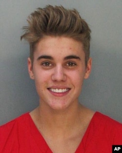 Foto tahanan ini disediakan oleh Kantor Kepolisian Miami Dade menunjukkan bintang pop Justin Bieber, 23 Januari 2014.