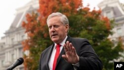 ARCHIVO - El exjefe de gabinete de la Casa Blanca Mark Meadows habla con periodistas en la Casa Blanca, el miércoles 21 de octubre de 2020, en Washington. 