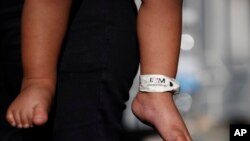 Para algunas instituciones y colectivos que defienden los derechos de las mujeres las raíces de este problema están en la cosificación de la mujer salvadoreña y en naturalizar la violencia en todas sus formas. 