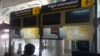 Layar informasi jadwal penerbangan terlihat kosong di Bandara Internasional Ngurah Rai, Bali, Kamis, 14 Oktober 2021. (AP Photo/Firdia Lisnawati)