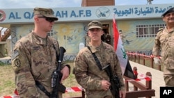 Arhiva - Američki vojnici tokom ceremonije predaje dužnosti na Kajara aerodromu iračkim snagama bezbjednosti, južno od Mosula, Irak, 27. marta 2020.