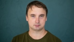 Cuatro hombres vestidos de civil detuvieron al periodista Andrey Kuznechyk frente a su apartamento de Minsk el 25 de noviembre de 2021.