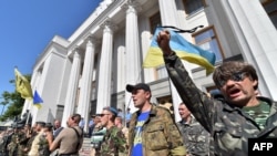 Aktivis-aktivis pembelaan diri Maidan meneriakkan slogan-slogan di depan parlemen Ukraina di Kyiv (1/7). (AFP/Sergei Supinsky) 