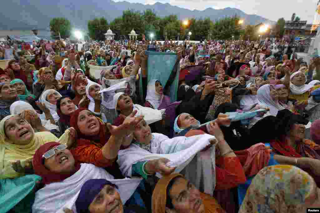 Kaum perempuan Muslim di Kashmir memanjatkan doa-doa dalam perayaan Isra' Miraj di Kuil Hazratbal di Srinagar. Ribuan orang memadati kuil yang di dalamnya terdapat relik yang diyakini sebagai rambut dari janggut Nabi Muhammad, untuk merayakan akhir dari rangkaian Ira' Miraj atau kenaikan Nabi Muhammad ke surga. 