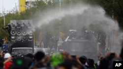 Polisi menggunakan meriam air untuk membubarkan demo anti-pemerintah di Bangkok, Thailand, Minggu, 18 Juli 2021. 