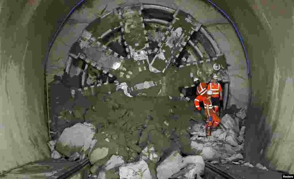 Pekerja Crossrail mendaki keluar dari "Victoria", mesin pengebor terowongan setelah berhasil membuka stasiun Whitechapel di London. Crossrail adalah proyek infrastruktur terbesar di Eropa dan akan memberikan jaringan rute kereta api baru di London yang dijadwalkan rampung pada tahun 2017. 