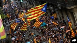 El gobierno de Madrid anunció que llamará a elecciones regionales para el 21 de diciembre.