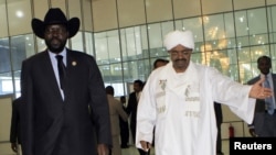 Salva Kiir (à g.) et Omar el-Béchir poursuivront lundi leurs entretiens à Addis-Abeba