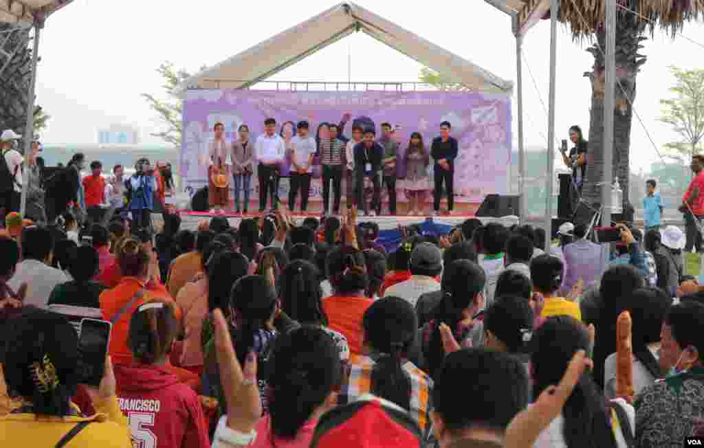 ប្រជាពលរដ្ឋ តំណាងសហគមន៍ សហជីព កម្មករ និងតំណាងអង្គការសង្គមស៊ីវិល ចូលរួមប្រារព្ធទិវាសិទ្ធិនារីអន្តរជាតិលើកទី១០៩ នៅសួនប្រជាធិបតេយ្យ នាថ្ងៃទី៨ ខែមីនា ឆ្នាំ២០២០។ (កាន់ វិច្ឆិកា/VOA)