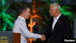 លោក​ប្រធានាធិបតី​កូឡុំប៊ី Juan Manuel Santos ស្វាគមន៍​លោក​អនុប្រធានាធិបតី​អាមេរិក Mike Pence បន្ទាប់​ពី​មាន​សន្និសីទ​កាសែត​មួយ​នៅ​ក្នុង​ក្រុង Cartagena ប្រទេស​កូឡុំប៊ី កាលពី​ថ្ងៃទី១៣ ខែសីហា ឆ្នាំ២០១៧។