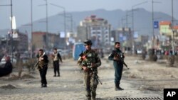 Des agents de sécurité afghans sur un site de l'explosion d'une bombe à Kaboul, en Afghanistan, le mercredi 26 février 2020. (Photo AP / Rahmat Gul)