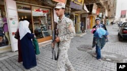 Pasukan keamanan Irak melakukan patroli di distrik Azamiyah, Baghdad (foto: dok). Serangan bunuh diri atas sebuah cafe di Baghdad menewaskan sedikitnya 35 orang (20/10). 