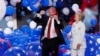 Clinton y Kaine divulgan sus declaraciones de impuestos