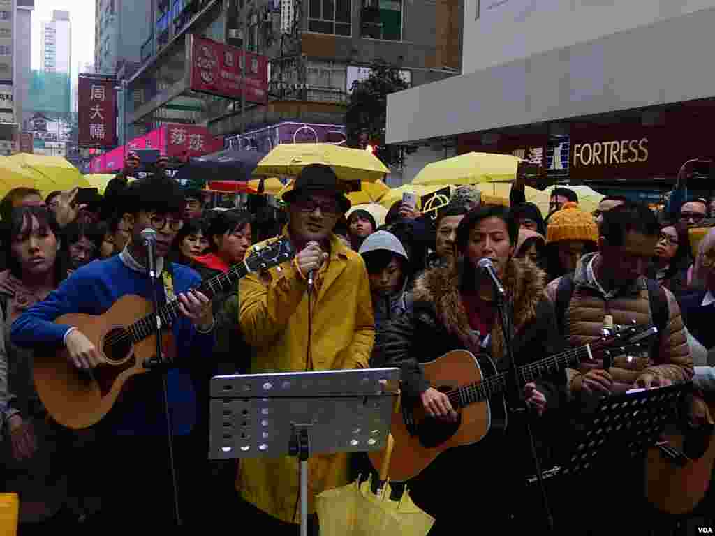 香港流行歌手黃耀明及何韻詩等文化監暴成員及音樂人,聖誕日在旺角街頭演唱