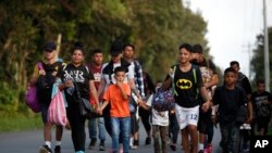 Dîmenekî ji koçberên dimeşin ku xwe bigihînin Amerîka (Arşîv)
