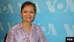 រូបឯកសារ៖ លោកស្រី មូរ សុខហួរ អ្នកតំណាងរាស្រ្តគណបក្សសង្គ្រោះជាតិថតនៅក្រោយបទសម្ភាសន៍មួយនៅការិយាល័យ VOA ក្នុងរដ្ឋធានីវ៉ាស៊ីនតោនកាលពីថ្ងៃព្រហស្បតិ៍ ទី១០ ខែមីនា ឆ្នាំ២០១៦។ (សឹង សុផាត/VOA)
