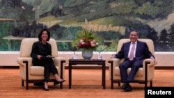 La secretaria de Comercio de EEUU, Gina Raimondo, se reúne en Beijing con el primer ministro chino, Li Quiang, el 29 de agosto de 2023.