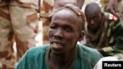 Un membre supposé de Boko Haram arrêté par les troupes tchadiennes à Gambaru le 26 février 2015.