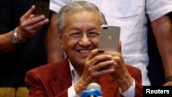 马来西亚反对派领导人、92岁的马哈蒂大选结束后参加记者会(2018年5月9日)