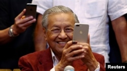 Mahathir Mohamad, tsohon Malaysian firayim ministan Malaysia mai shekaru 92 ya lashe zaben kasar da aka yi jiya Laraba