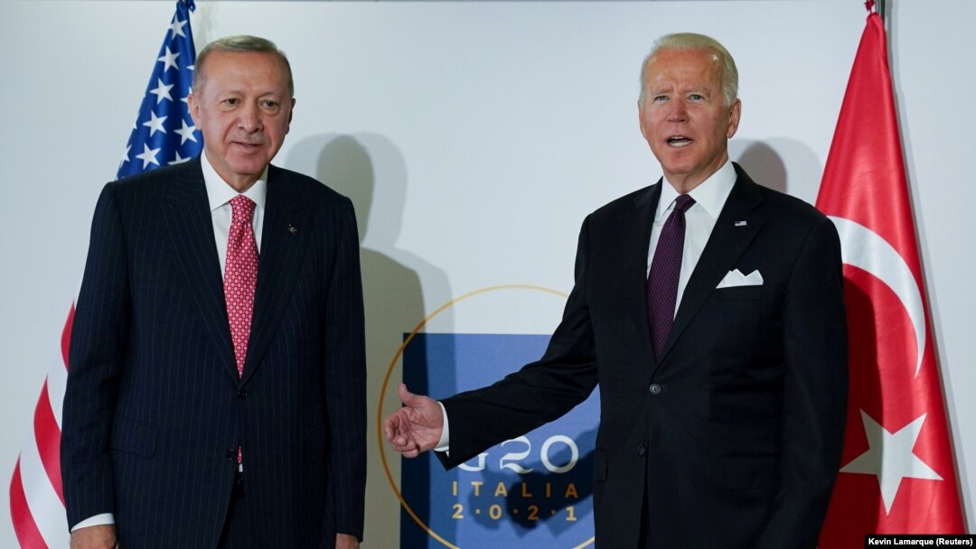 ARHIVA - predsednici Turske i SAD-a Tajip Erdogan i Džozef Bajden tokom susreta na marginama samita G20 u Rimu, 2021. godine (REUTERS/Kevin Lamarque)
