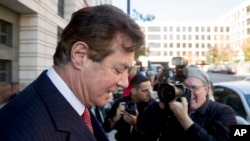Paul Manafort, President Donald Trump's former campaign chairman, departs Federal District Court in Washington, Nov. 2, 2017. 