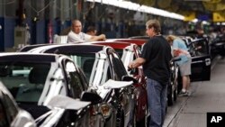 ARSIP – Foto arsip yang diambil hari Selasa, 15 Juni 2010, menunjukkan para pekerja General Motors di fasilitas perakita yang terletak di Lordstown, Ohio memberikan sentuhan akhir pada Chevy Cobalts (foto: AP Photo/Mark Duncan, Arsip)