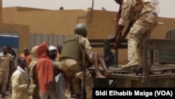Les militaires maliens transportent une victime de l’attaque dans la région de Gao, dans le centre-nord du Mali, 1er juillet 2018. (VOA/ Sidi Elhabib Maiga)