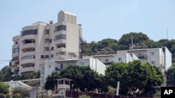 Kedutaan Besar AS di Beirut, Lebanon, 5 Juni 2024. Pada Sabtu, 21 September 2024, AS meminta warganya untuk meninggalkan Lebanon selagi transportasi komersial masih beroperasi, seiring dengan meningkatnya konflik dengan Israel. (Foto: Bilal Hussein/AP Photo)