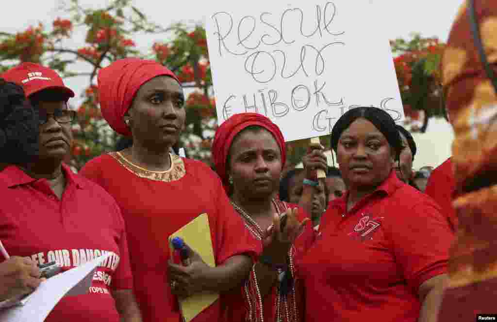 Masyarakat berunjuk rasa di Abuja, Nigeria (30/4), menentang kelambanan pemerintah dalam upaya pembebasan para siswi yang diculik dari sekolah mereka di Chibok, Nigeria. Penculikan tersebut telah berlangsung lebih dari dua minggu.