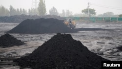 Ekskavator menyaring bukit pasir batu bara kadar rendah di dekat tambang batu bara di Pingdingshan, Provinsi Henan, China, 5 November 2021. (Foto: REUTERS/Aly Song)