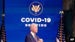 El presidente electo Joe Biden habla en una rueda de prensa en la sede de su campaña, el Teatro Queen, de Wilmington, Delaware, el 29 de diciembre pasado.