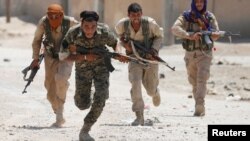Para pejuang Kurdi (YPG) lari dalam pertempuran di Raqqa, Suriah utara (foto: dok). 