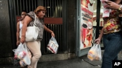 Amas de casa se abastecen en Venezuela como pueden: la escasez y los precios van en aumento.