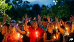Decenas de personas acudieron a una vigilia para pedir por la recuperación de los tres policías heridos en Baton Rouge, Luisiana