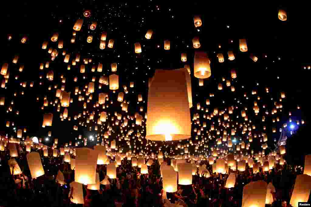 Warga Chiang Mai, Thailand melepas ribuan lentera ke udara pada festival tahunan Yee Peng di sana.